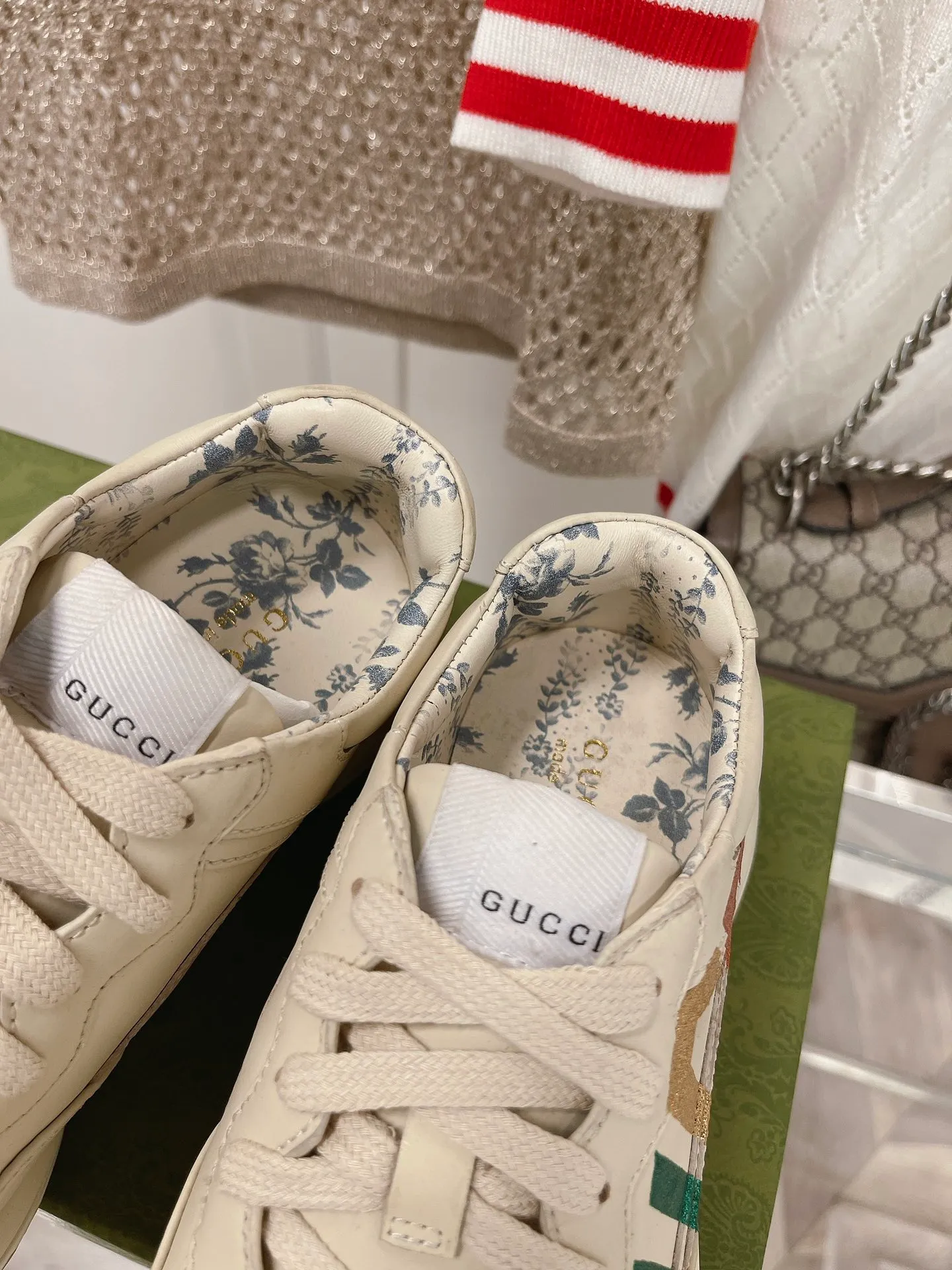 👟👟Ex-factory price 480👟👟 Women's clothing, upgraded version 👟👟Ex-factory price 40👟👟Ex-factory price 4👟👟Ex-factory price 4Gucci Gucci's top version couples' dad shoes series is new! 🖤 ⚠GG couples' dad shoes have been popular in recent years; new colors are constantly updated; Gucci 👟👟Ex-factory price 40👟👟Ex-factory price 4👟👟Ex-factory price 4 has been updated with new colors. Our home and counters have new products at the same time. This classic dad shoe is a star and internet celebrity Anchors and others are sure to plant grass and call ❤ Classic fashion style, distressed leather surface, 5D drawing printing; mixed surface splicing colors, etc... Original customization (off-white eco-friendly cowhide, first layer of cowhide inside), original outsole... Shiny colorful drawings embellish the sides of the shoe body, old color rubbing, package production technology, 1:1 creation / only to make the best shoes. Size: Women’s 35-45